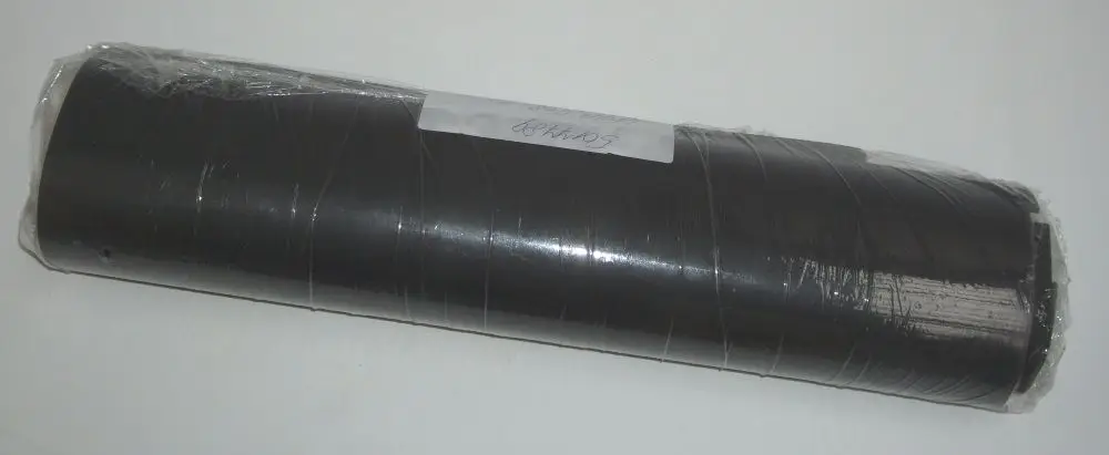 Schwarze, rollenförmige Geräuschisolationsmaterialien von Daikin, in Folie verpackt, auf weißem Hintergrund.